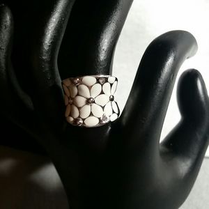 Beautiful stainless steel wide band daisy ring!
